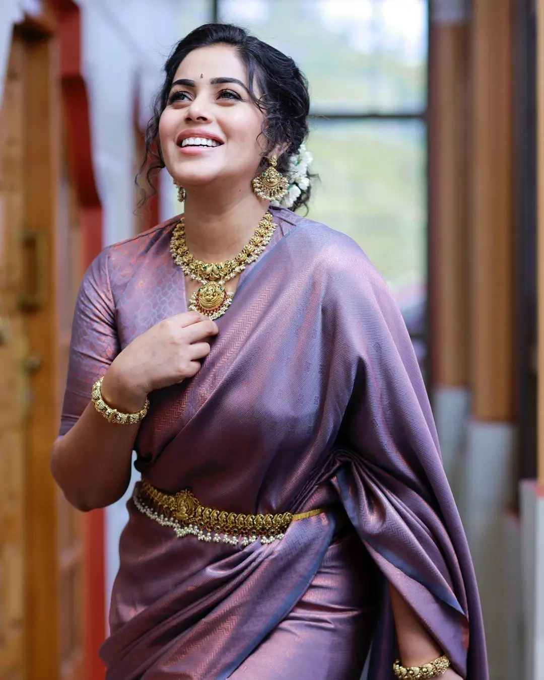 SHAMNA KASIM WEARING BEAUTIFUL JEWELLERY VIOLET SAREE 7